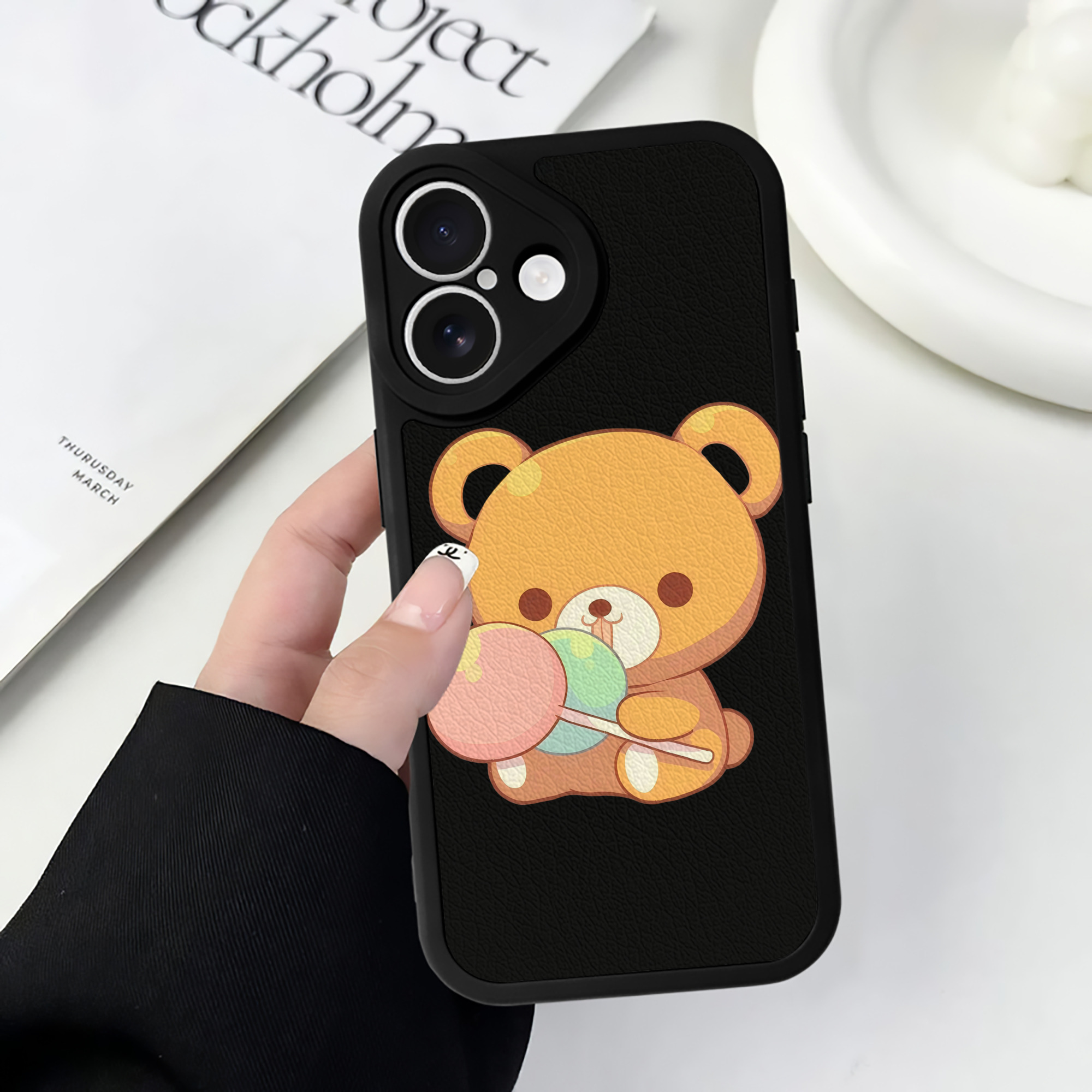 （画像用） リラックマ リラックマ キイロイトリ Rilakkuma Korilakkuma Kiiroitori 【iPhone 16シリーズ対応】シリコンスマホケース（レザー調） 材質：シリコン